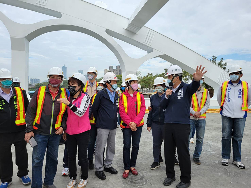 高雄副市長林欽榮視察前鎮海邦橋工程進度...