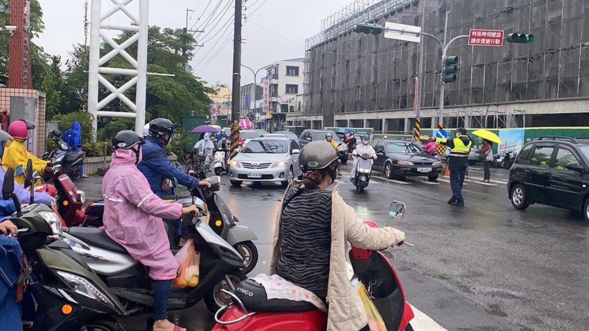 天氣濕冷車多擁擠  南市智慧交通中心即時監控調度...