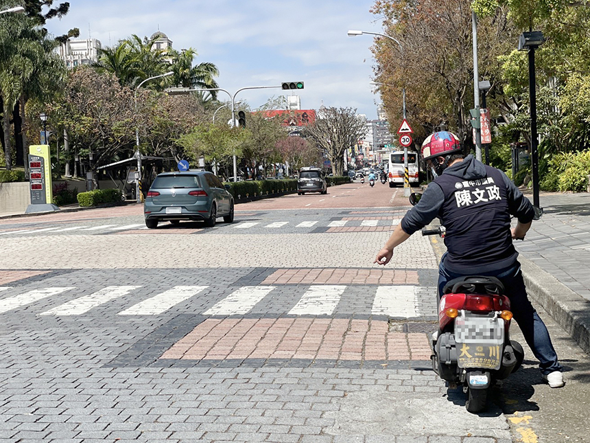 科博館石磚路雨天易滑  議員也差點慘摔...