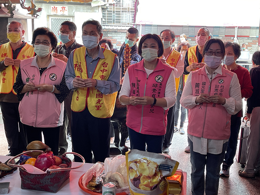 參拜土地公保境安寧  國光里福正宮放電影請吃湯圓...