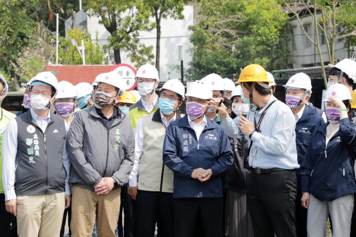 因應0303全台大停電 黃偉哲陪同行政院長蘇貞昌視察龍崎變...