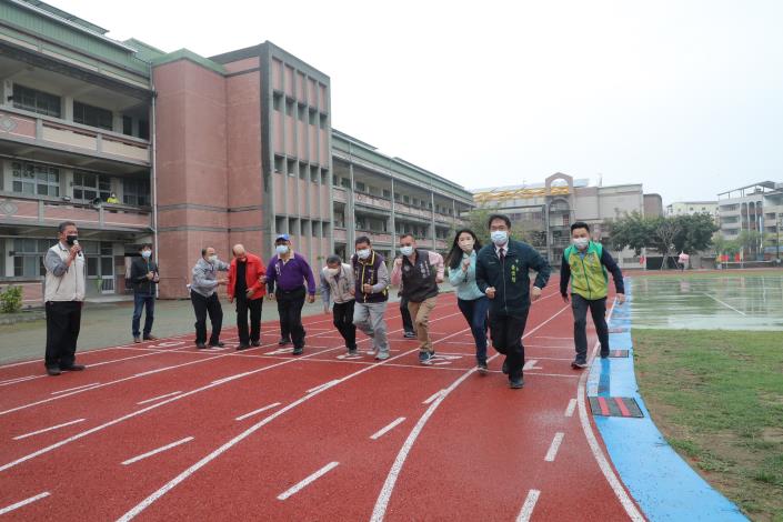 黃偉哲視察新興國小跑道工程  台南至今年底將完成148校操...