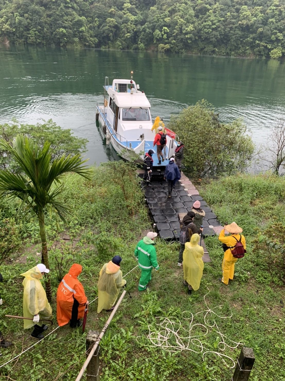 翡翠水庫協助淹沒區居民掃墓   圓滿完成...