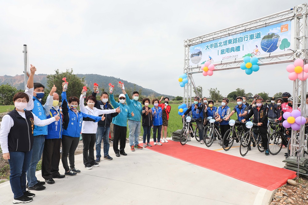 稻田中的自行車道！ 盧秀燕樂邀來北堤東路悠遊騎兩輪...