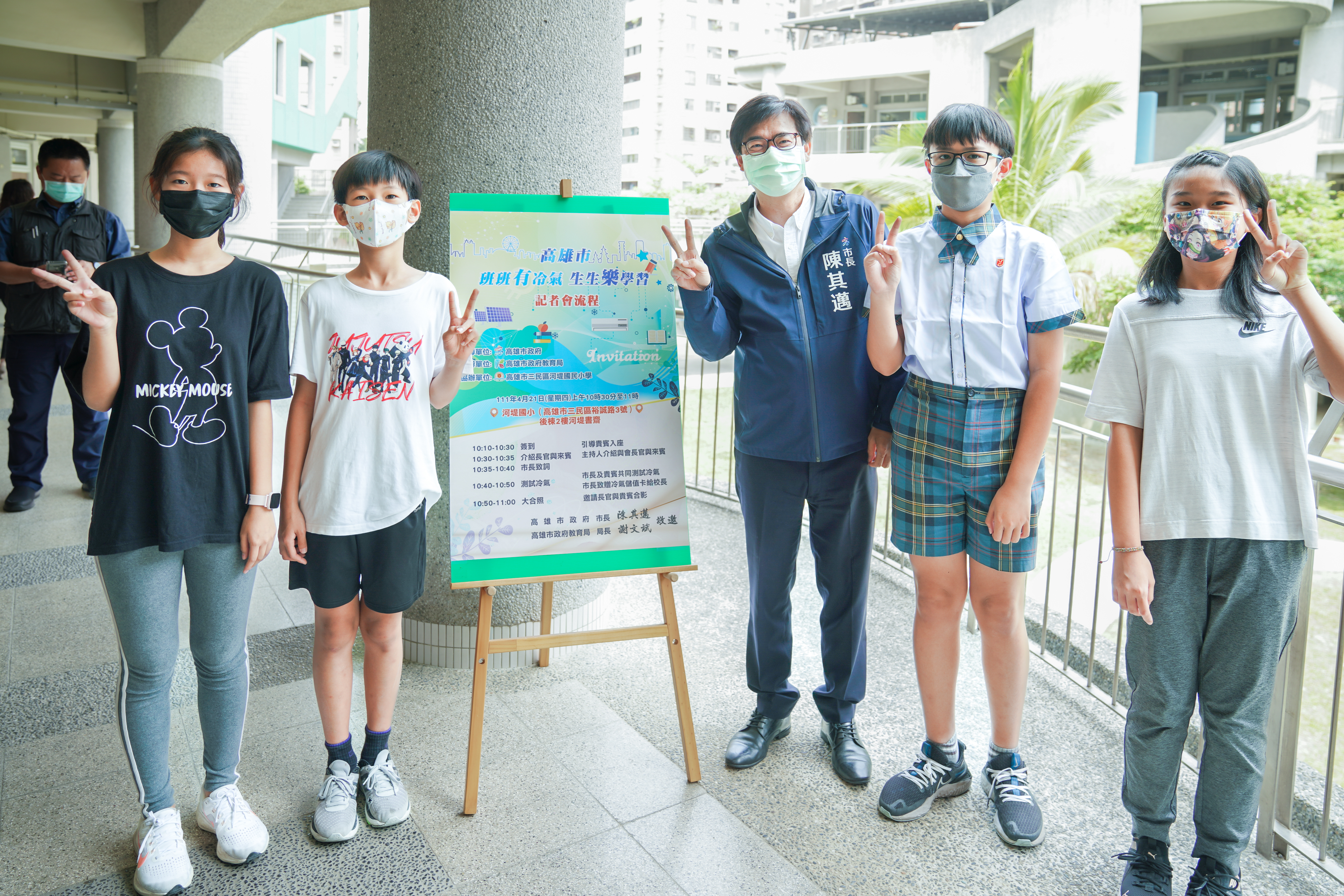 陳其邁視察推動「班班有冷氣」建置成果  宣布電費補助擴...
