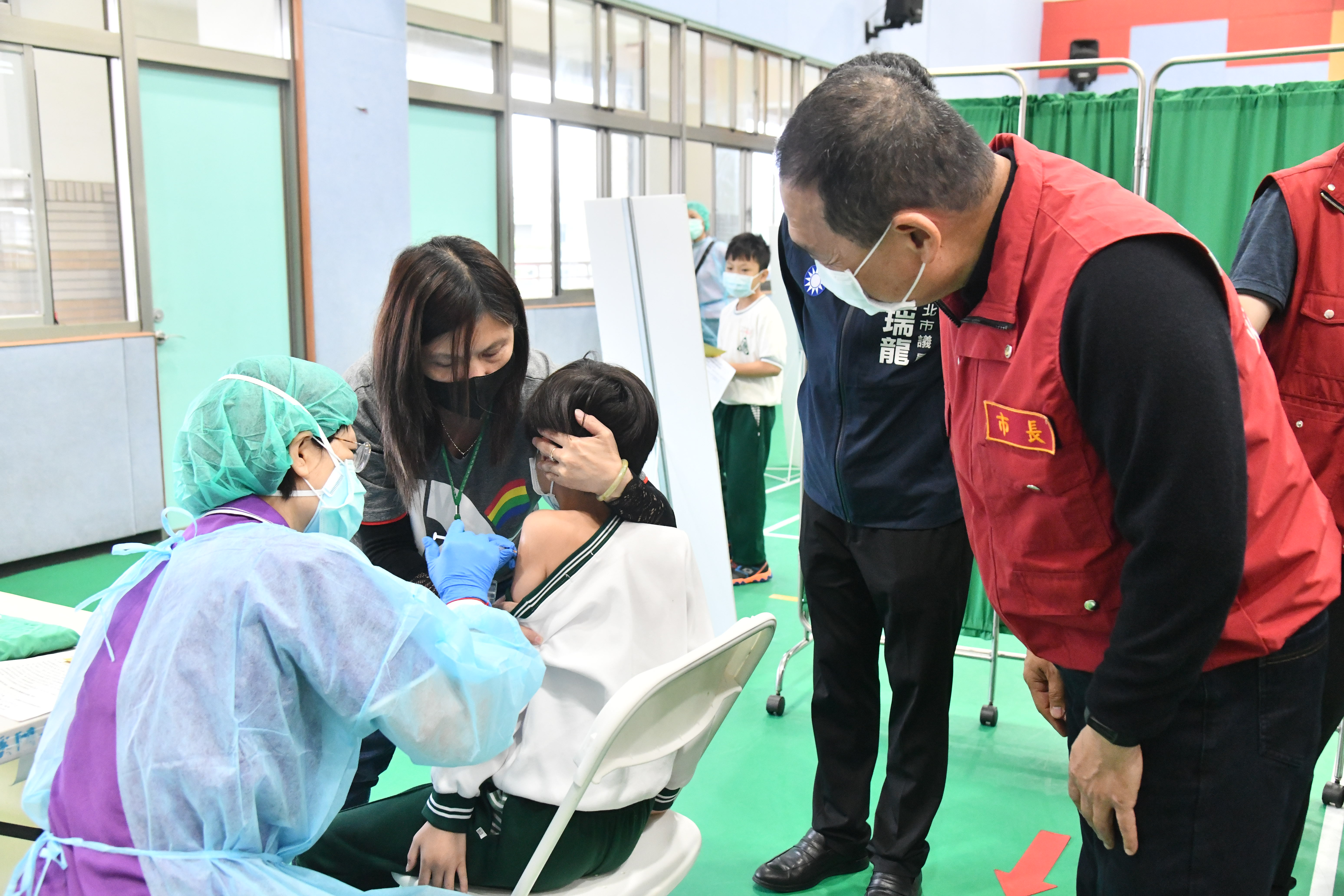 新北市校園兒童疫苗接種開打 侯友宜到校關心施打狀況...