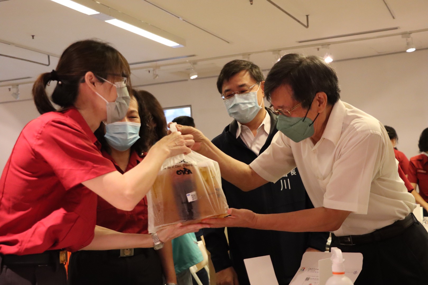 高市府團結防疫 楊明州褪下紅背心為志工加油送暖...
