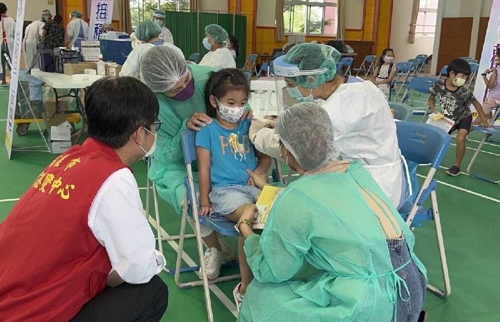 高雄市國小BNT疫苗接種首日 陳其邁到校園關心疫苗施打情形