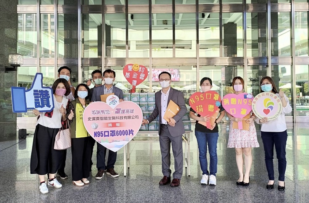 守護第一線人員! 企業聯合捐贈高雄市社會局6千片N95口罩...