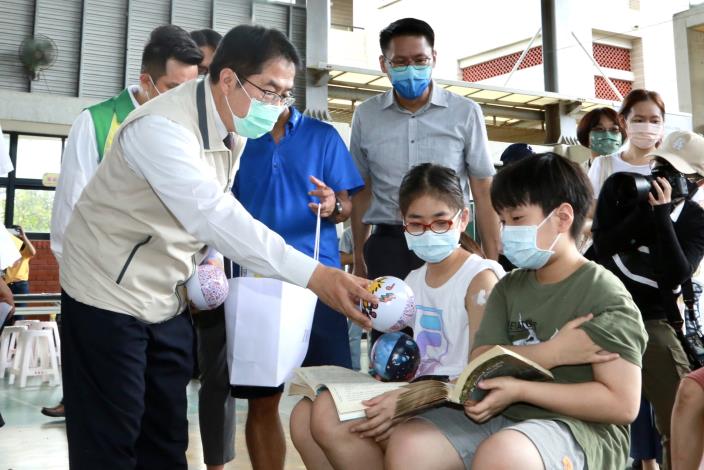 台南市校園疫苗集中施打首日 黃偉哲視察億載國小施打站 ...