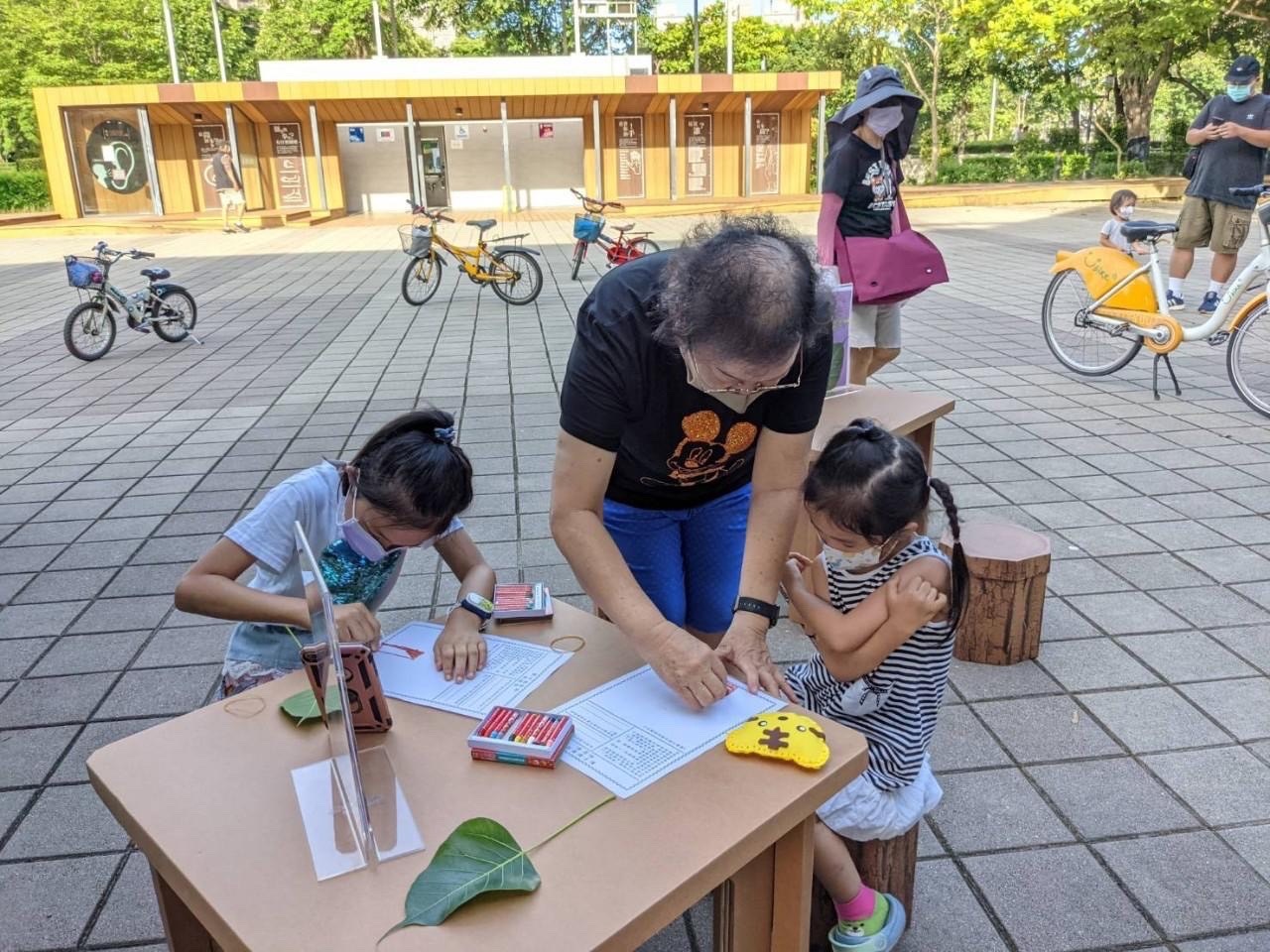 葉子行動圖書館停駐科工館  6/25歡迎孩子們闖關集章...