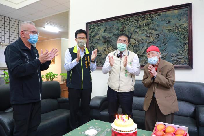 黃偉哲與百歲人瑞劉英傑過生日 祝福身體健康分享其長壽秘訣