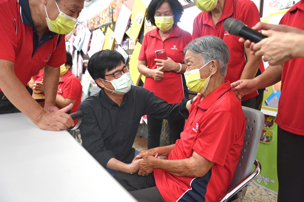 訪視旗山區社區關懷據點 陳其邁：市府全力來做 盼長輩在...