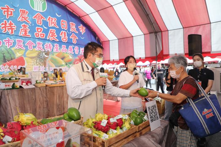 黃偉哲帶頭做公益推廣台南尚青產銷履歷農特產品 創造消費...