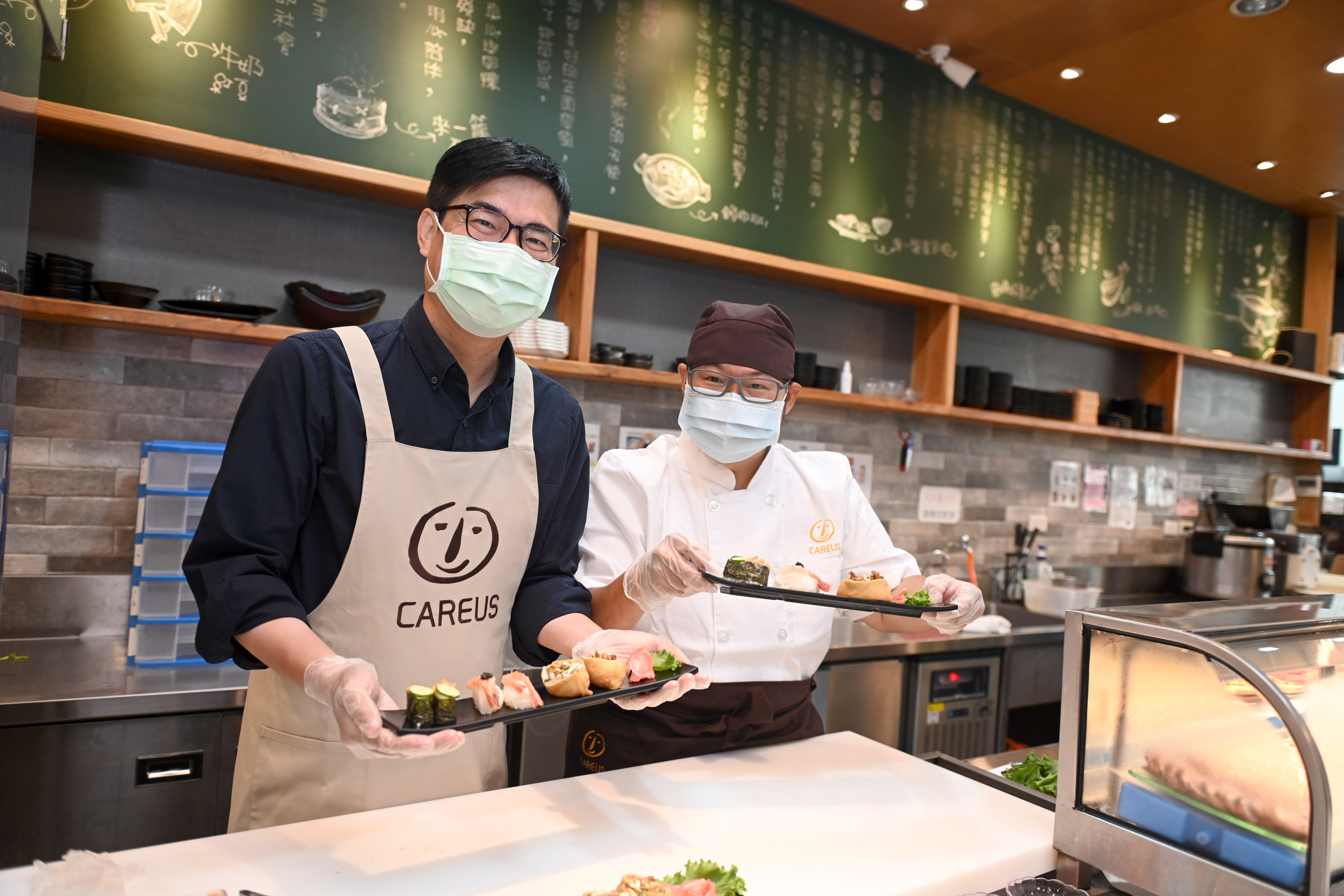 陳其邁現身喜憨兒創作料理店 推銷優質庇護商品呼籲民眾用...
