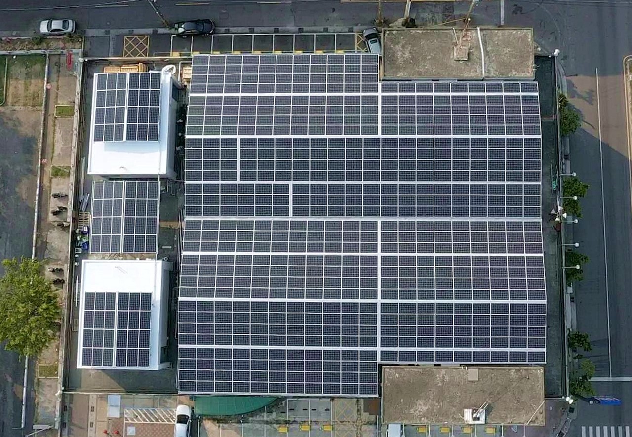 高雄市公有市場屋頂種電拚能源轉型　年發電量將達299萬度...