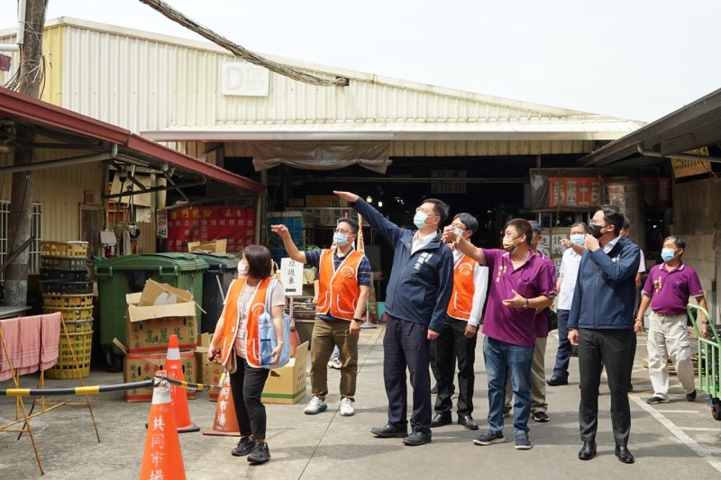 防堵登革熱疫情  副市長羅達生巡檢市場籲落實巡倒清刷...