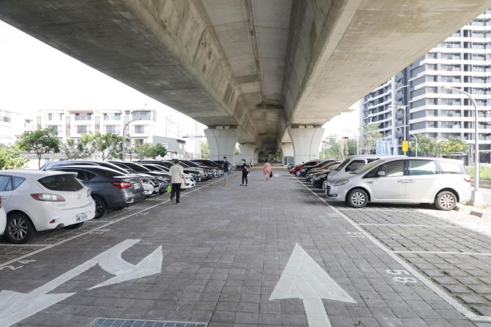 台86線橋下萬年五街臨時停車場啟用 黃偉哲允諾逐步活化橋...