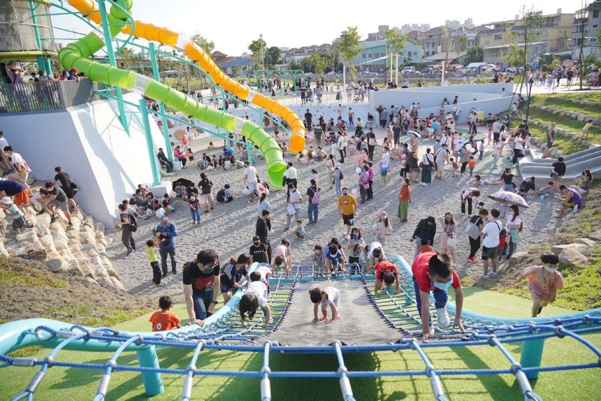 全國最高公園溜滑梯！  太平馬卡龍公園好好玩...