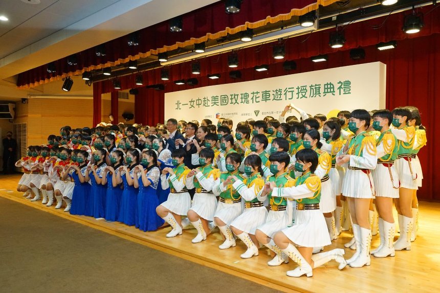 北一女樂儀旗隊睽違18年受邀參加美國玫瑰花車大遊行  柯文...