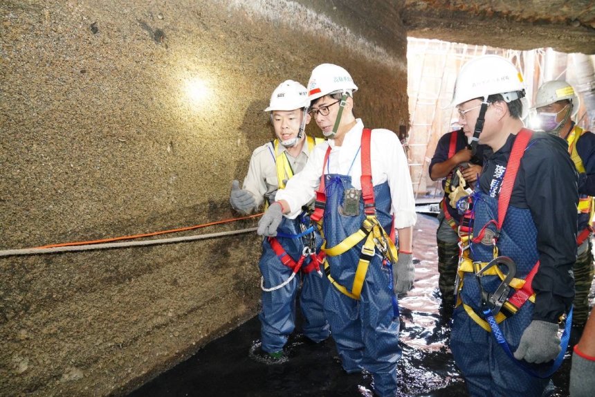 超前部署防汛作業 感謝清淤人員辛勞  陳其邁視察雨水下水...