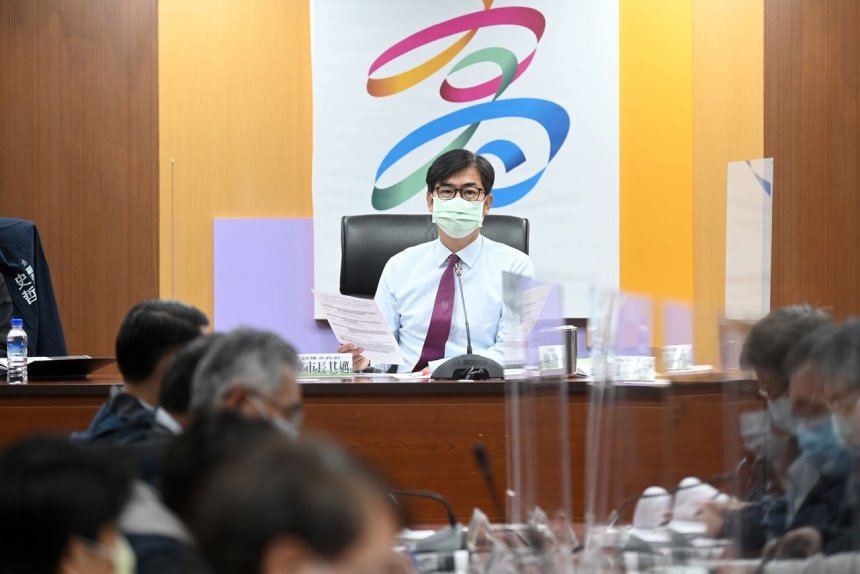 愛河灣聖誕燈光展演全台規模最大  陳其邁歡迎民眾到高雄...