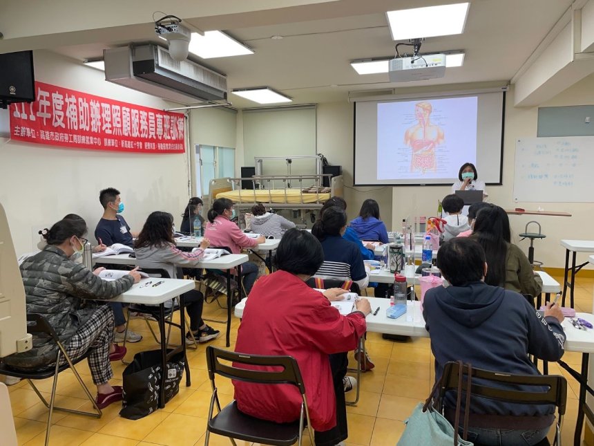 高市勞工局推升照服培訓創三贏  績效連莊「優等」獲肯定...
