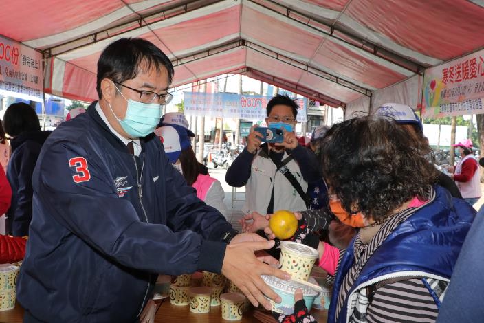 公私協力寒冬送暖 黃偉哲攜手民間團體暖送熱食關懷街友...