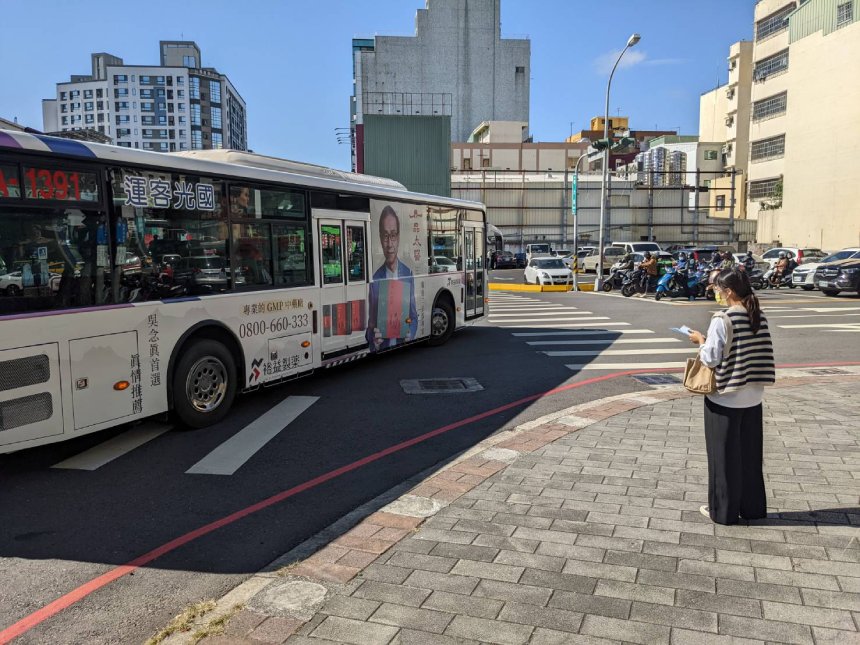 捍衛行人安全  交通局啟動路口公車轉向大稽查...