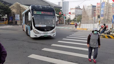 強力稽查駕駛員道安  交通局再罰公車未禮讓行人...