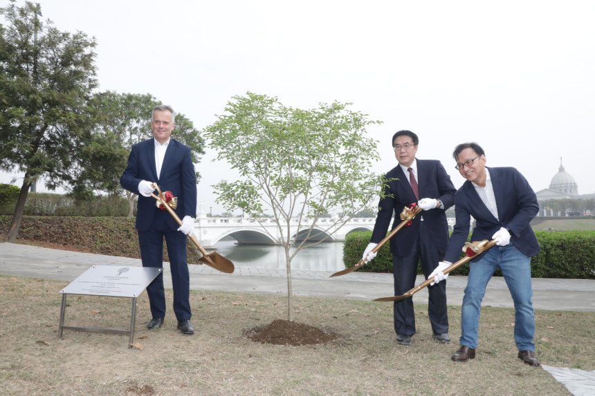 黃偉哲市長與英國代表鄧元翰於奇美博物館植樹  盼台英友...