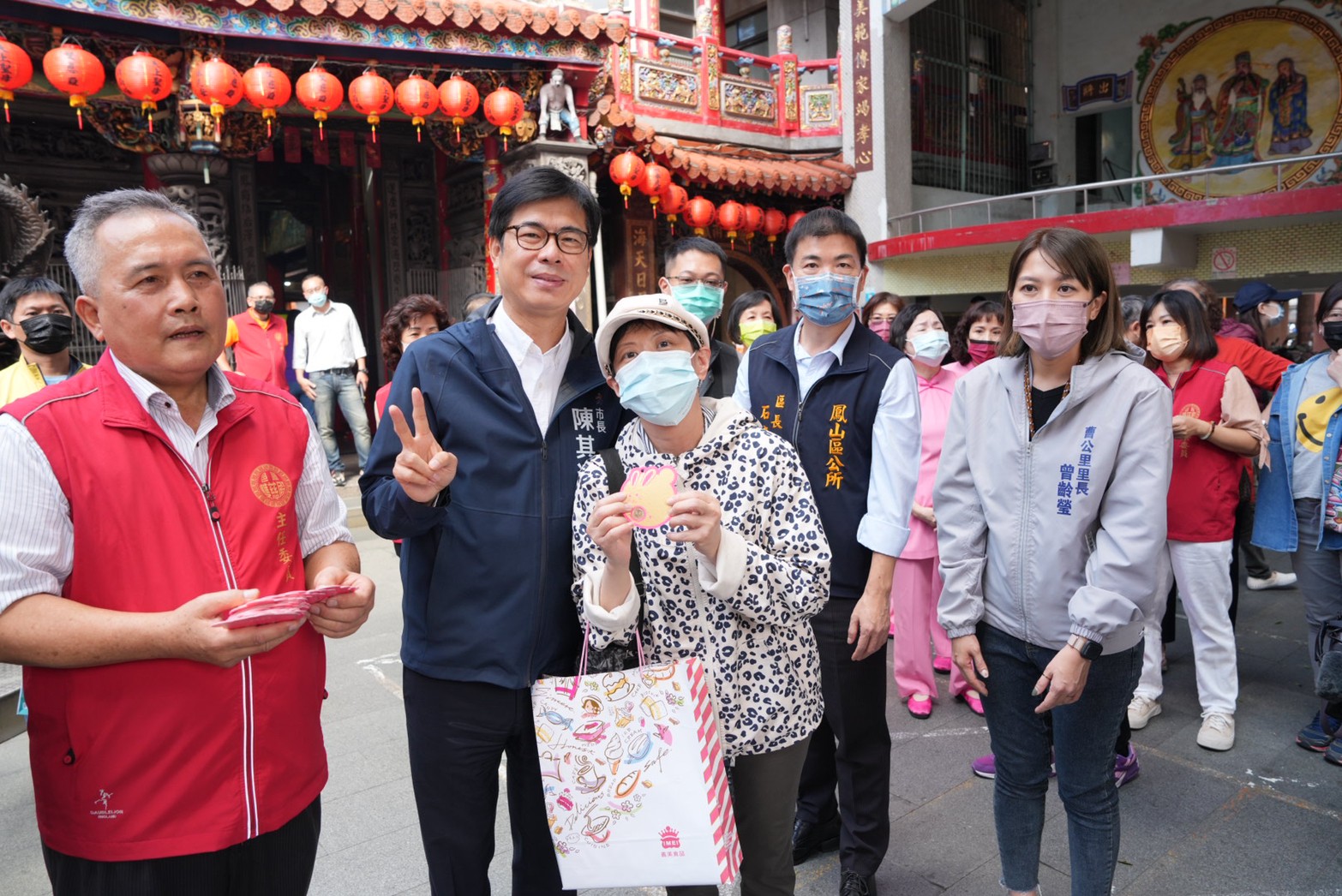 春節前夕連跑9行程 陳其邁展開馬拉松式參香與市民朋友拜...