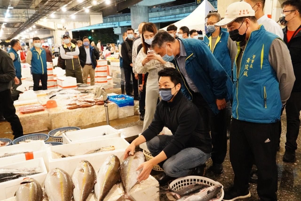 蔣市長關心春節民生供應 凌晨巡視果菜魚類批發市場...