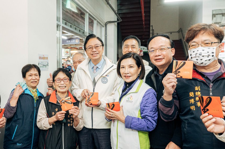 張市長至新永和市場發送福袋與春聯  祝福市民新年快樂、...