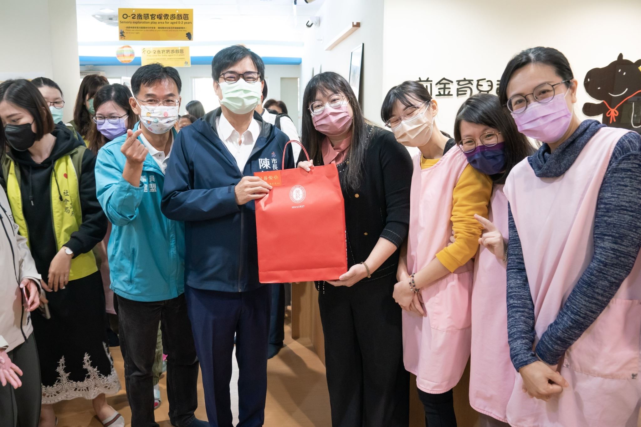 陳其邁與幼兒同樂溫馨發紅包  全面提升托育資源鼓勵生養...