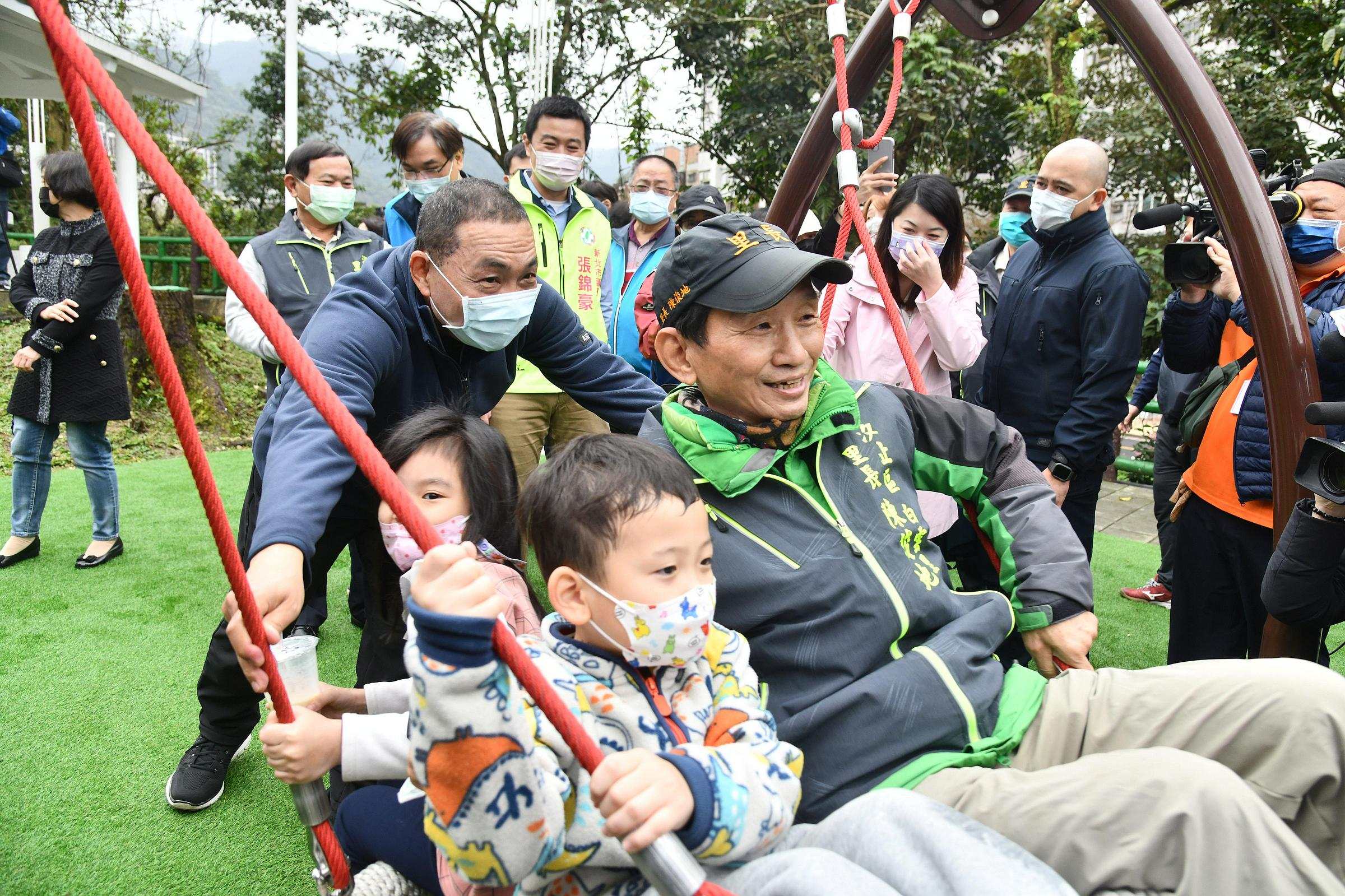 視察汐止康誥坑公園啟用　侯友宜：連結鄰里情感　讓民眾...