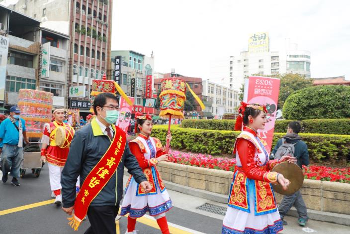 台南古禮迎春 黃偉哲與春牛踩街 推廣台南文化軟實力...