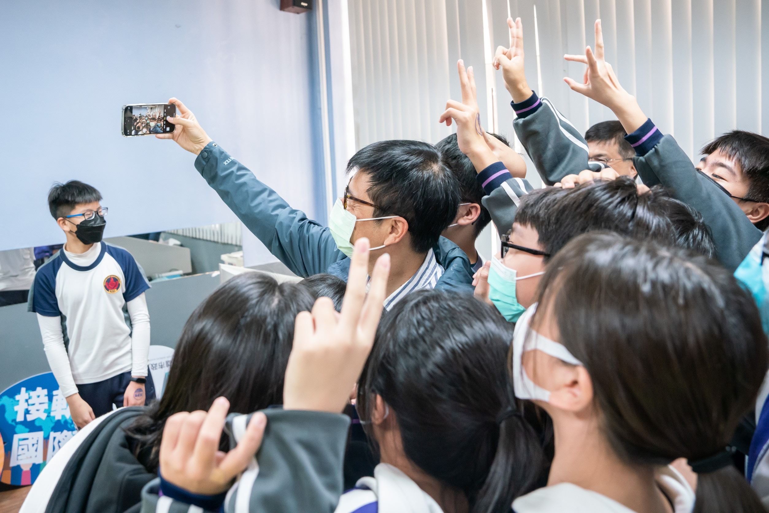 旗津國中雙語社團打造沉浸式學習環境  陳其邁展現球技與...