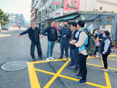 鐵路高架後龐大車潮毀路面  議員聯手里長改善道路...