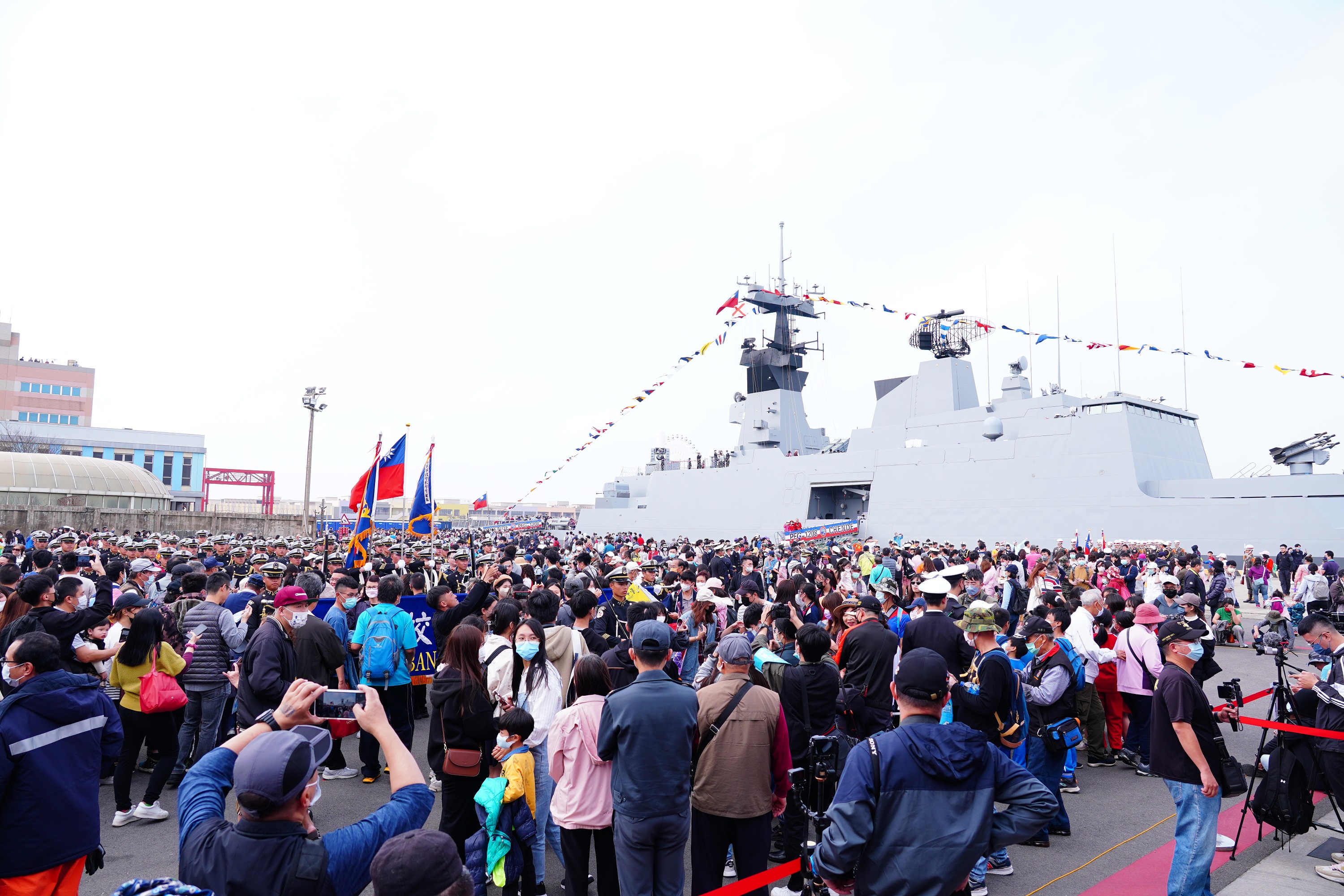 軍事迷久等了！ 海軍敦睦艦隊停靠台中港...