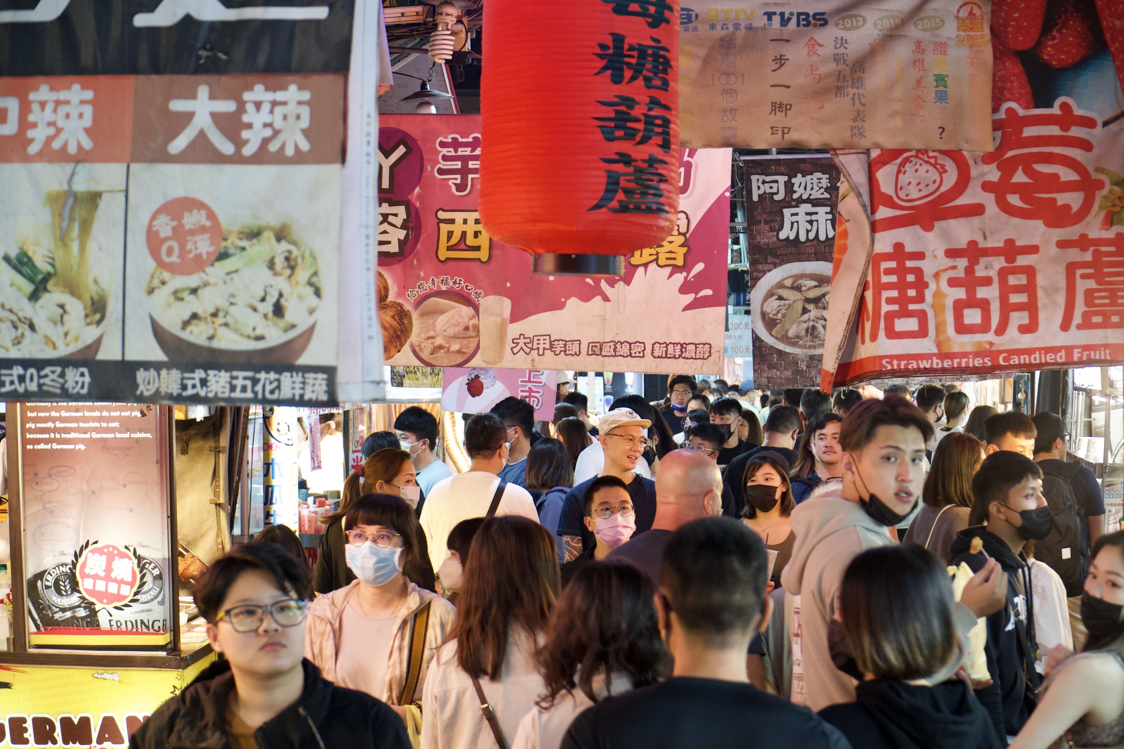 韓團魅力無法擋 上萬歌迷湧入港都夜市生意旺 演唱會經濟...