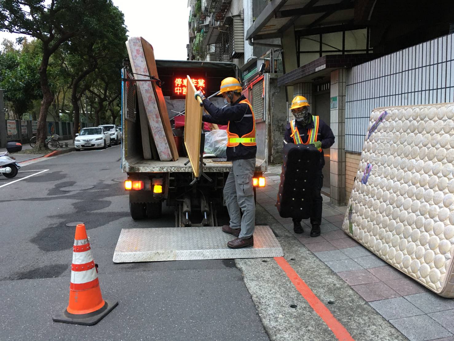 清明連假不打烊 北市環保局照常協助民眾預約清運大型廢棄...