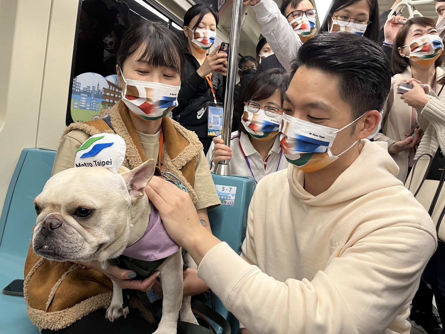 臺北捷運一日限定寵物專車出發囉！36組飼主與毛孩共享乘...