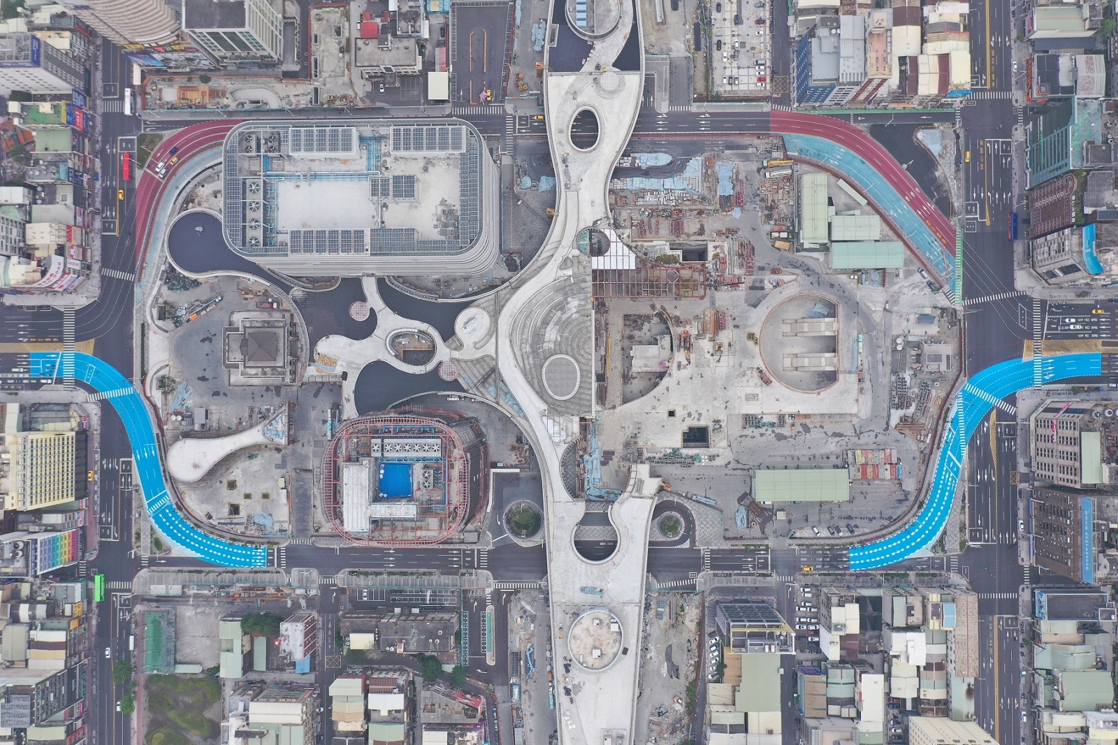 高雄車站站東路彩色標線繪設改善完成...
