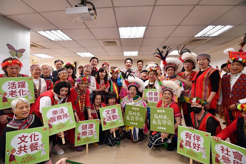 化身原住民長青學苑一日學員！蔣萬安：鼓勵原住民長者一...