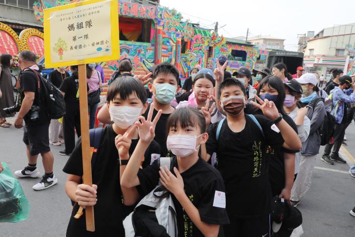 第十六屆《大道公生》台江遊學行路登場　百位學生徒步縱...