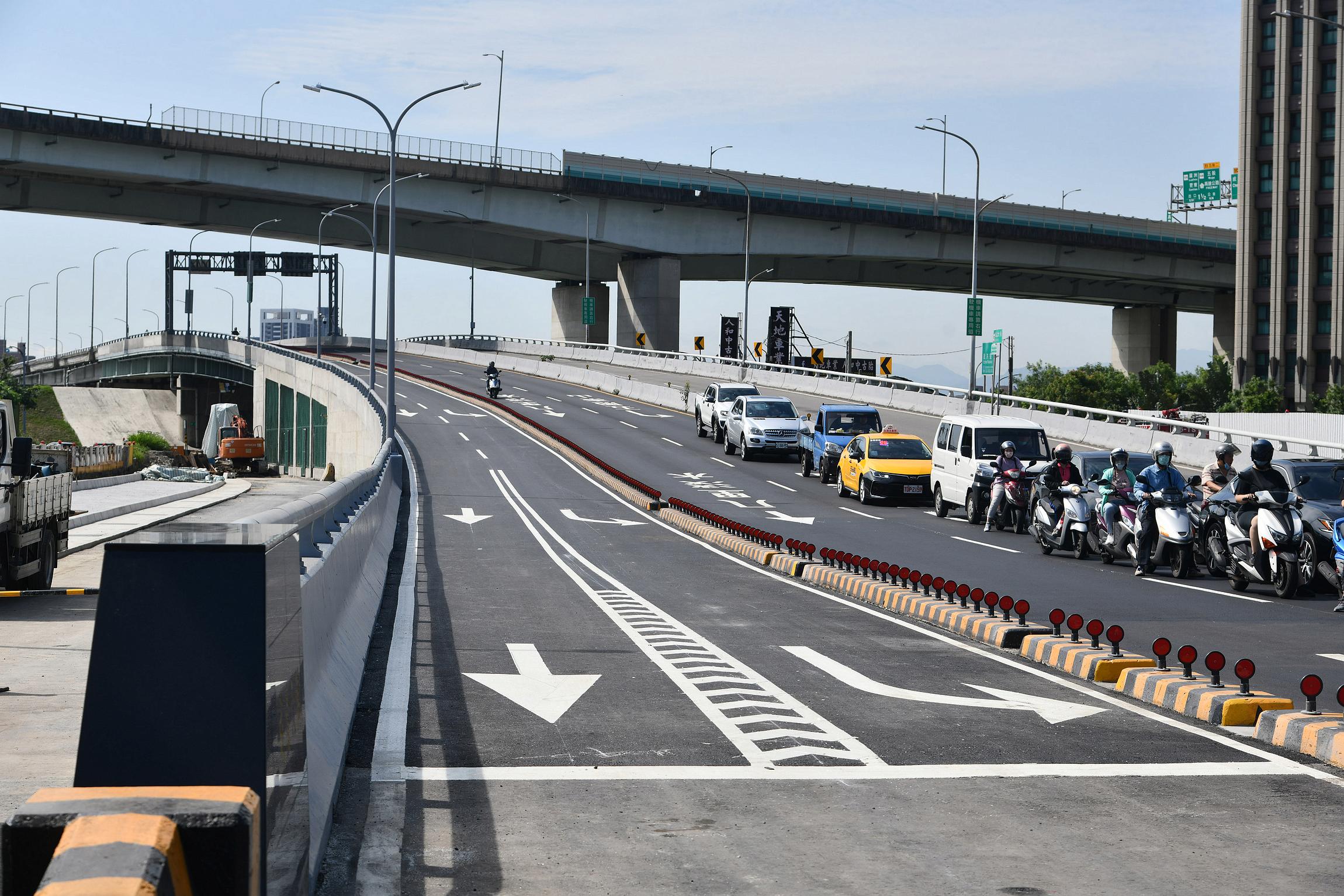 成蘆大橋機車道拓寬工程今通車 侯友宜盼市民行車安全獲保...