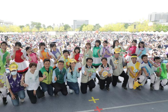 台南市親子嘉年華登場 黃偉哲與YOYO明星、大小朋友跳舞同...