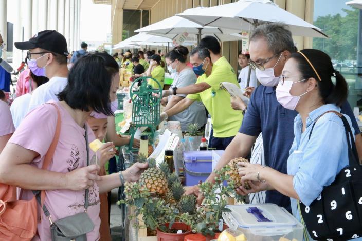 青農辦公益市集 黃偉哲採購農產挺青農做公益...