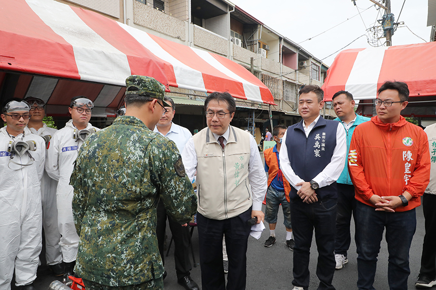 國軍加入登革熱防疫！  黃偉哲感謝國軍幫忙及住戶配合...